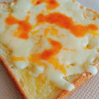 ピリ辛ガーリックチーズトースト
